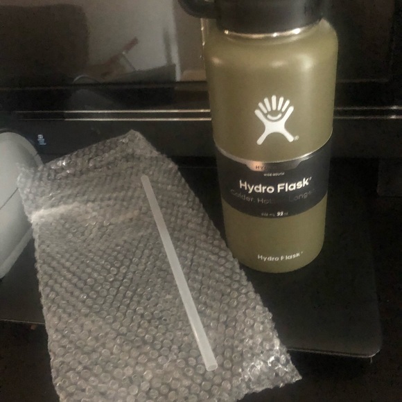 Hydro Flask 32 oz. with Straw Lid - Picture 2 of 5